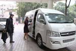 濮存昕登上海格客车