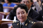 彭丽媛委员在会前与委员们交流