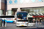 金龙客车行驶出驻地