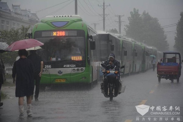 湖北：武汉破堤减压 300公交转移上万人