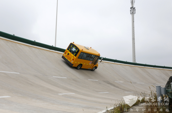 各项测试项目以检验每一辆新校车的安全性能