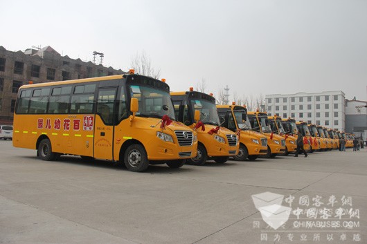 厦门金旅校车驰上青藏高原