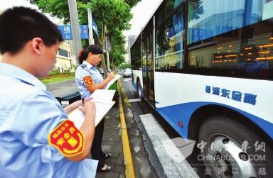上海浦东公交行车安全检查:公交车不走公交车道将受罚