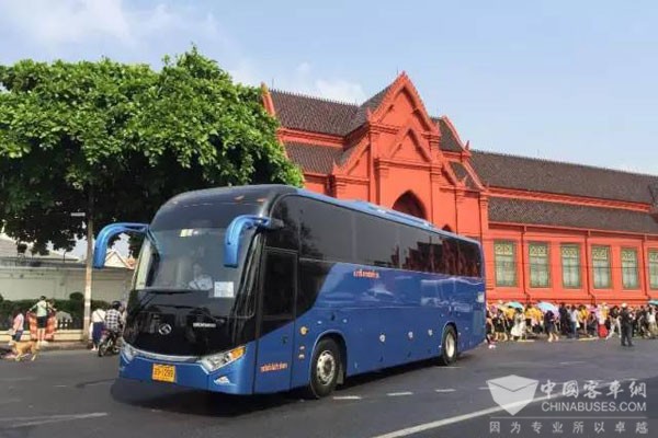 金龙客车在大皇宫