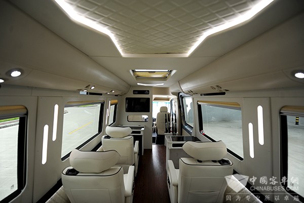 长江“奕阁”纯电动中巴