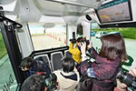 日本首次实施无人驾驶巴士公路试验 行驶平稳