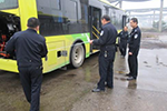 广西：贺州交警车管所上门查验200台新能源公交车