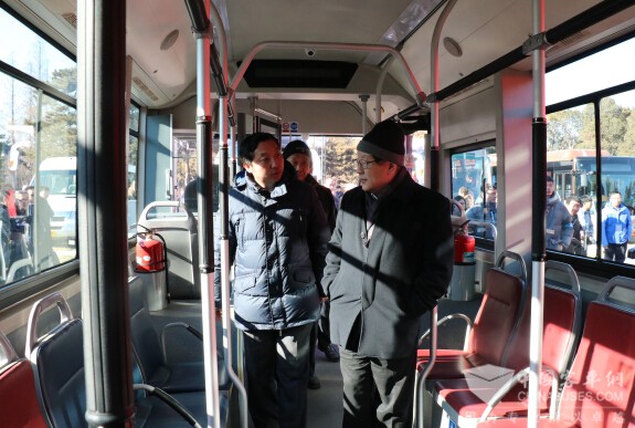 中国科技部部长万钢参观福田欧辉氢燃料电池客车