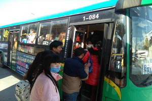 安徽六安：新能源公交助力春节低碳出行