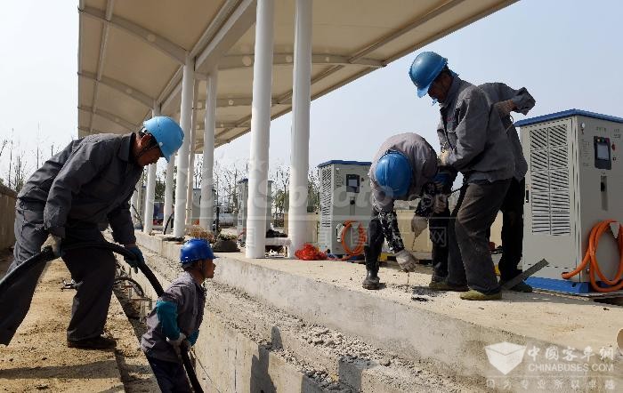 安徽铜陵：开建市内最大纯电动公交充电站 