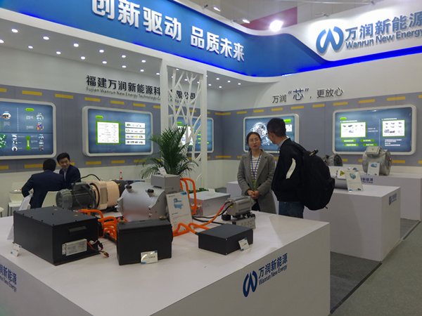 福建万润新能源“美丽邂逅”天津客车展