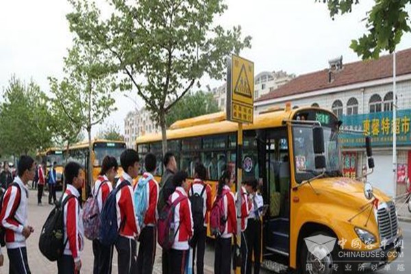 山东城阳：7000余学生坐上专业校车 实现农村校车全覆盖