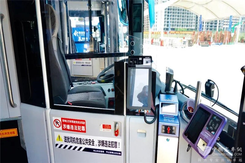 首批全新比亚迪纯电动客车B10投运深圳