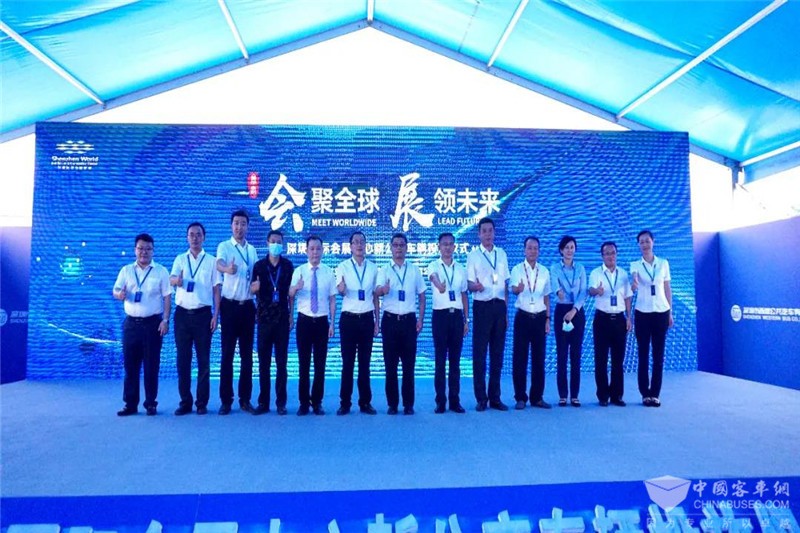 首批全新比亚迪纯电动客车B10投运深圳