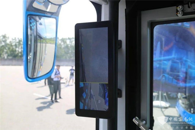 后视镜为整体式设计，配有电动调节。电子后视镜的显示屏设置在左右两侧A柱上，这也是商用车目前的发展趋势。