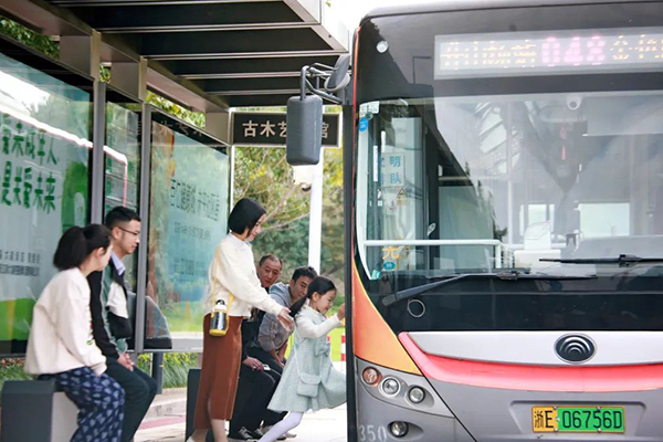 跟着湖州公交集团一起学习 城市公交“三心四点”亲情服务法