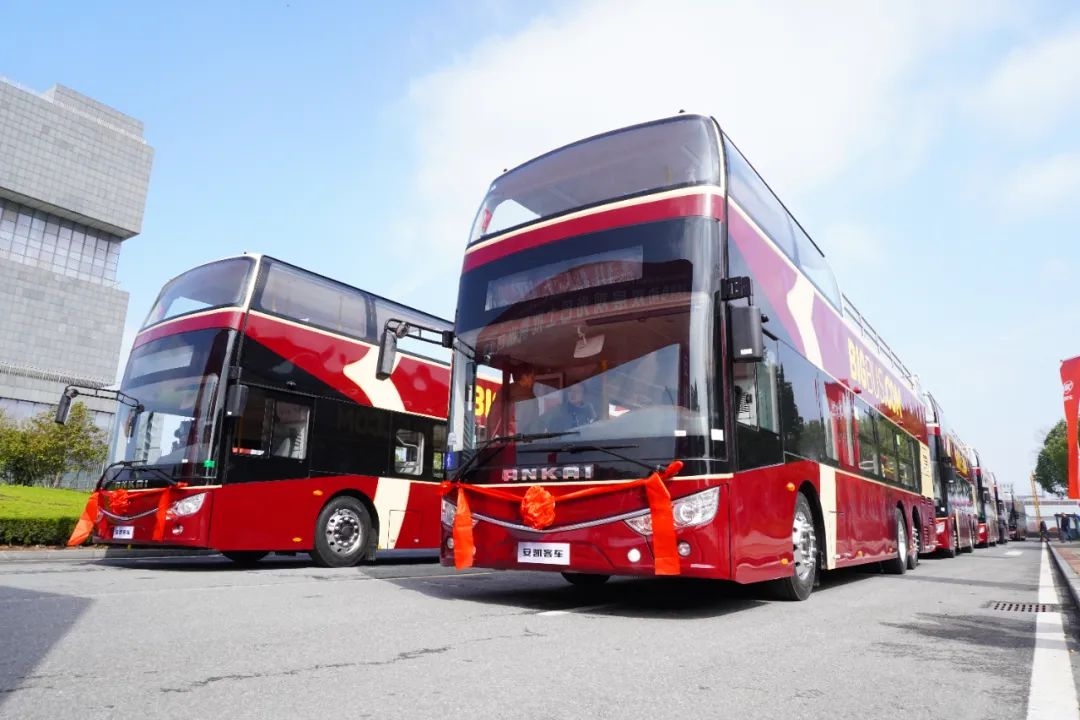 安凯纯电动双层巴士批量出口法国
