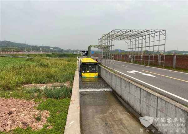 筑牢金龙新能源公交雨季行车“安全网”
