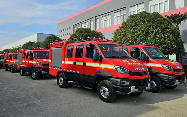 依维柯欧霸·雷霆森林消防车整装待发 守护绿水青山