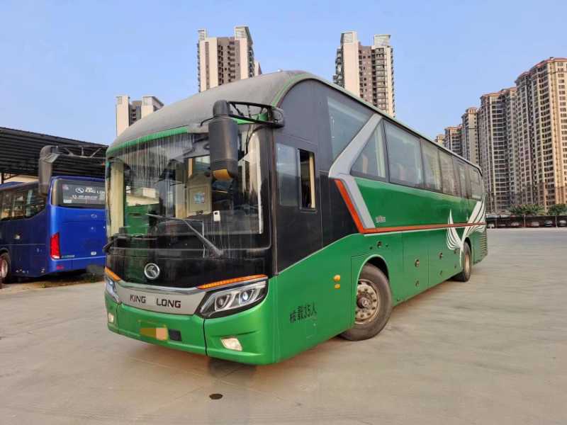 2019年10月上牌国五35座2+1型新款金龙6127旅游车