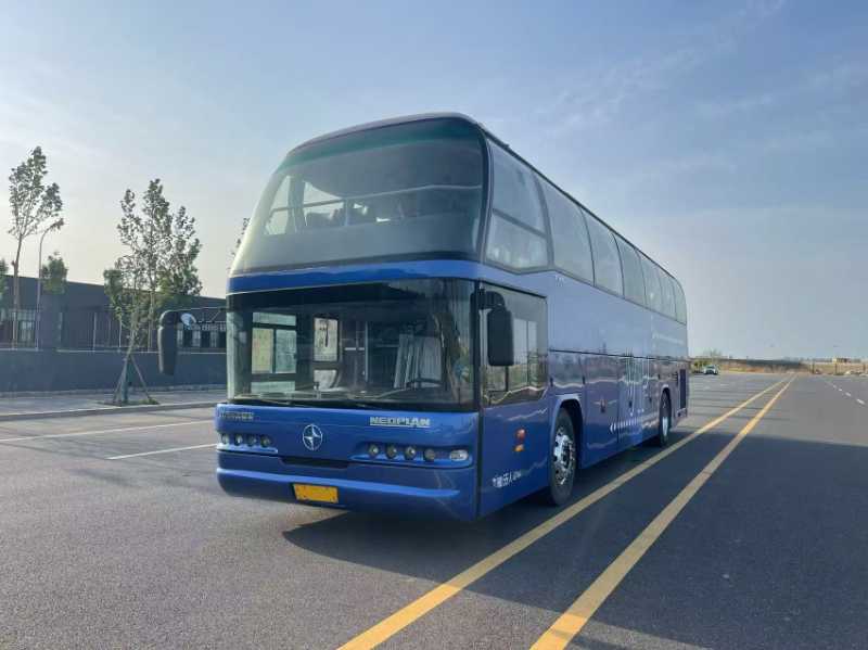 2013年11月上牌同款两台55座北方6128国四双门有司机睡仓旅游车