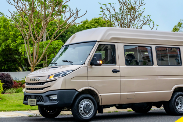 南京依维柯得意：一辆车，三种身份