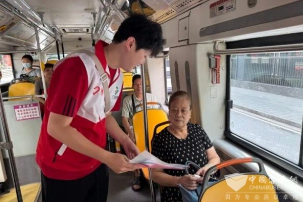 广州街头闪现“低碳风暴”，邀你乘公交绿色出行