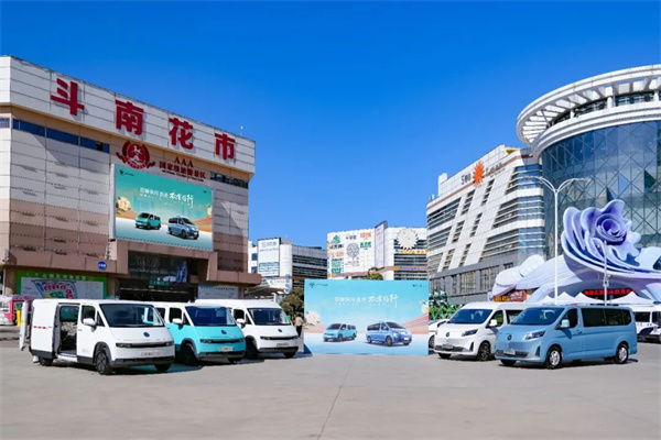 图雅诺X6、风景i昆明同台 演绎客运与城配硬实力