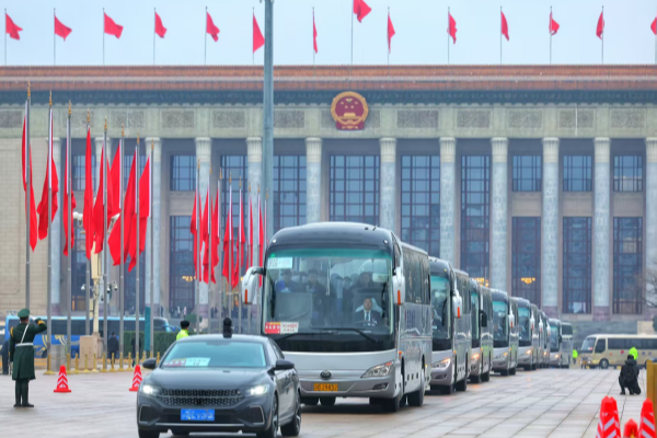 奏响“十五五”开局强音！宇通连续22年主力护航全国两会