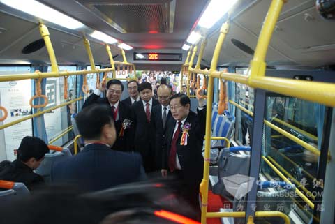 科技部部长万钢在混合动力公交上