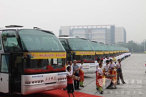 30辆青年欧洲之星精品旅游车JNP6127EA排成一排