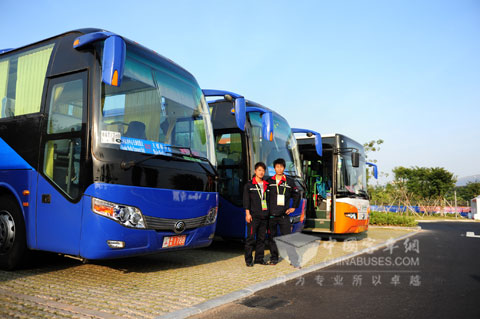 媒体村驻场服务人员和宇通客车在一起