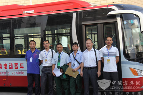 参赛嘉宾纷纷与LCK6121GEV合影留念