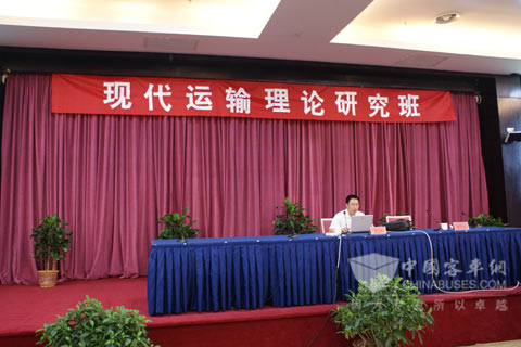 中通客车副总工李晨做中通“智能化”产品介绍