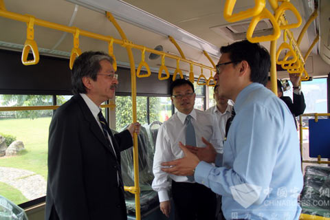 曾俊华司长一行参观大金龙混合动力公交车