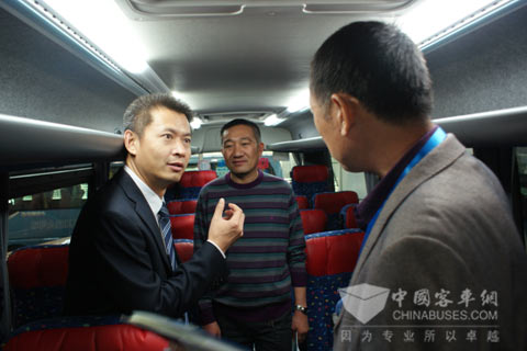 中通客车副总经理贾开潜陪同客户参观展车