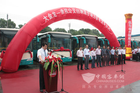 大金龙65辆混合动力客车交车仪式现场