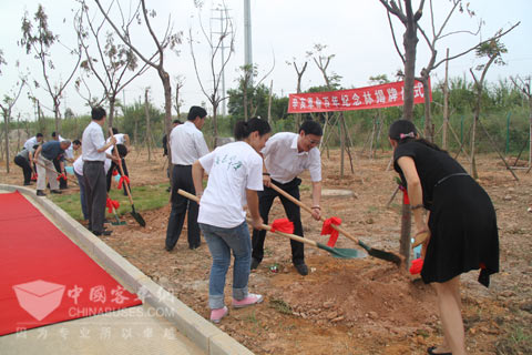 领导嘉宾挥锹培土亲手种植台湾栾树