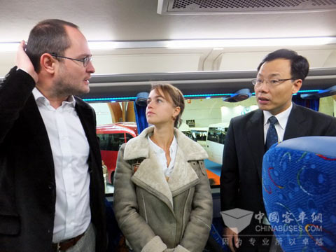 大金龙海外销售部总经理谢卫国向Vincent部长介绍企业情况