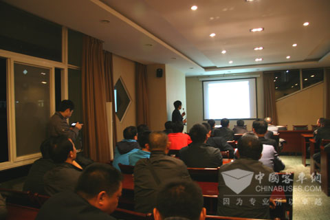 宇通工作人员在为参赛驾驶员培训安全工作法
