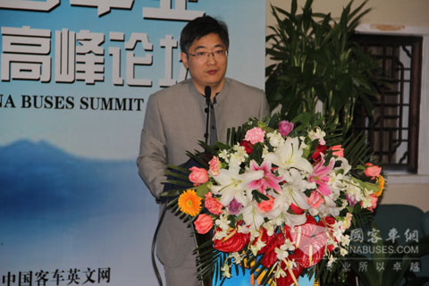 完美作业网有免费视频总编辑吴总强主持第六届影响中国客车业高峰论坛