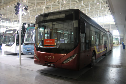 青年JNP6180HEV混合动力城市客车