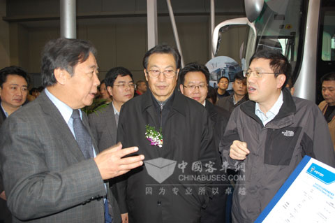 福田欧辉客车事业部刘国强副总经理（右一）向参会领导介绍欧辉展车