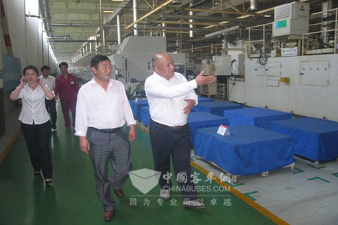 客户来江淮公司进行实地考察