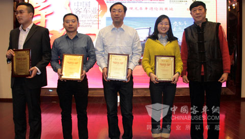 申龙客车行政总监陶荣华先生（中）上台 领取“行业十大新闻”奖