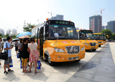 金旅校车为学生提供多重保护