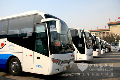 宇通客车停驻在人民大会堂前