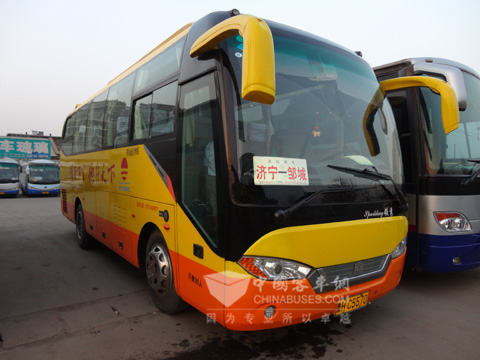济宁至邹城线上的中通天然气客车