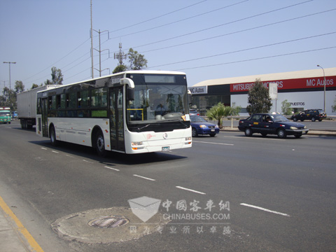 行驶在首都利马的金旅公交车