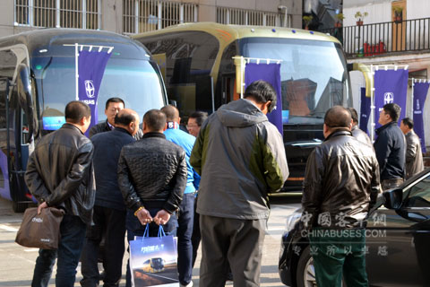 嘉宾参观亚星客车